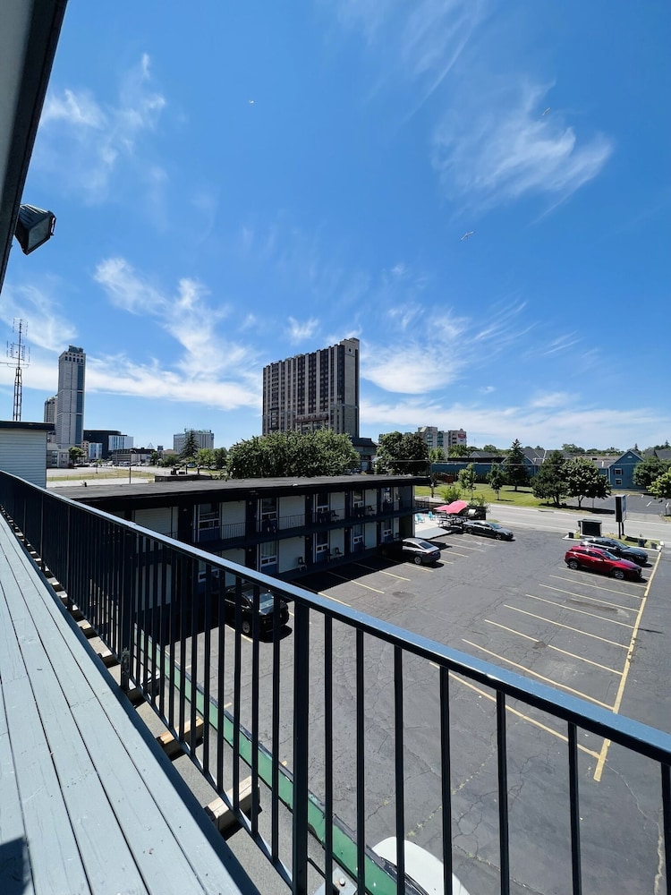 Fairway Inn by the Falls 29/44
