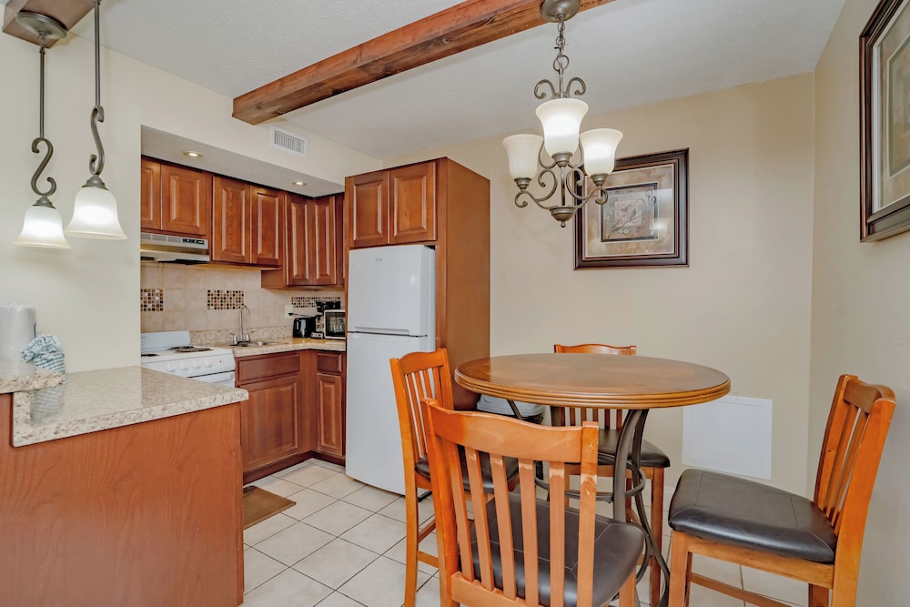 Oak Square Condominiums 35/50