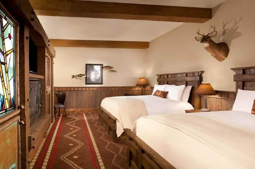 EXTERIOR, QUEEN BED