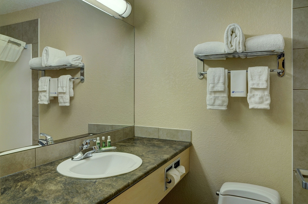 Lakeview Inn & Suites 31/32