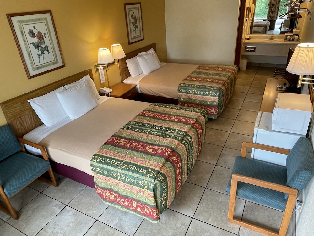 غرفة بسريرين كوين يُسمح فيها بالحيوانات الأليفة، Ozark Valley Inn 4/7