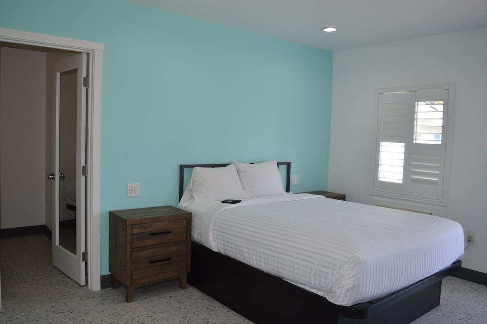 Deluxe, 1 Queen and 1 Double Bed