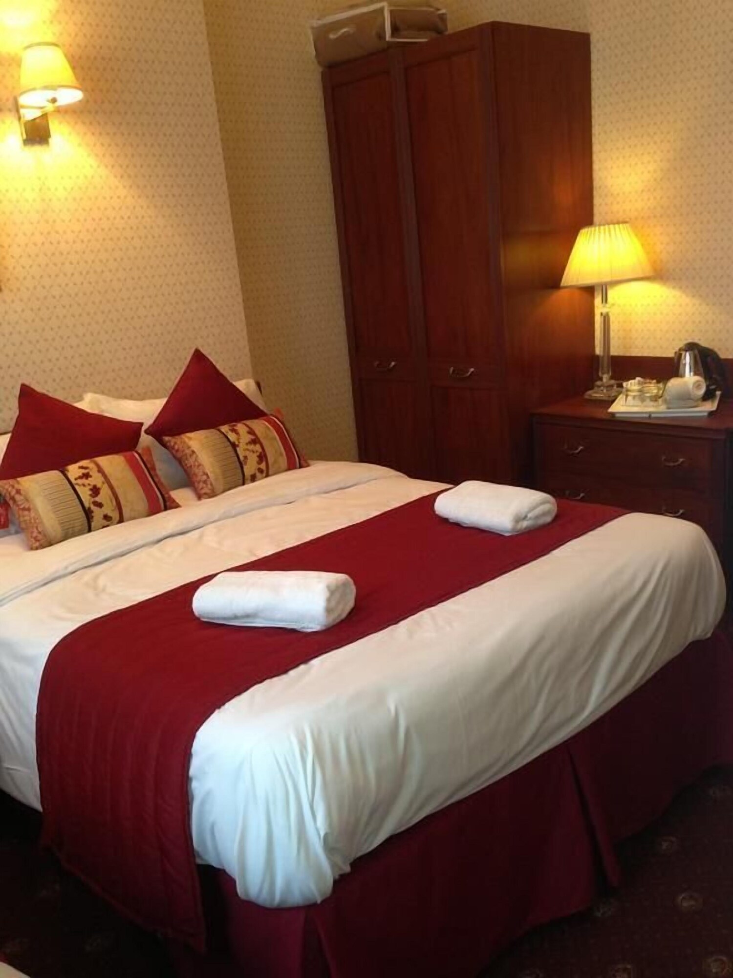 ROOM, DOUBLE BED