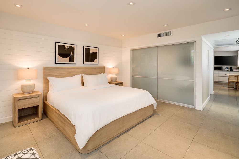 STUDIO, KING BED