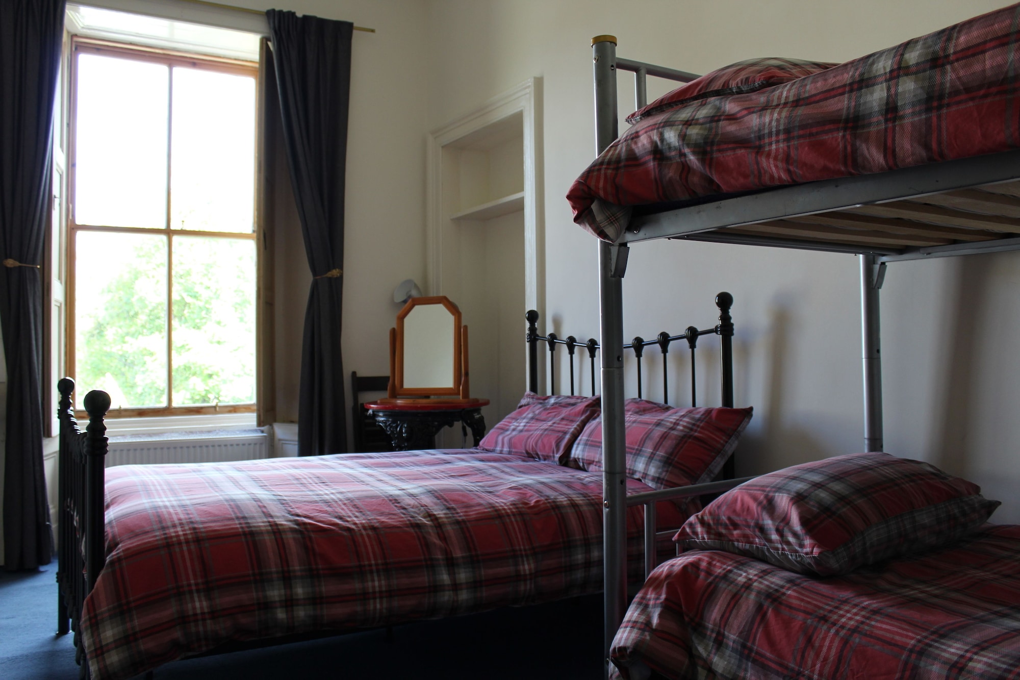 غرفة ثلاثية بسرير مزدوج وسرير فردي، Argyle Backpackers 2/6