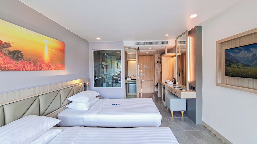 Deluxe Twin Balcony Mountain View 3/10