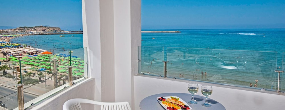 Swell Boutique Hotel 26/38