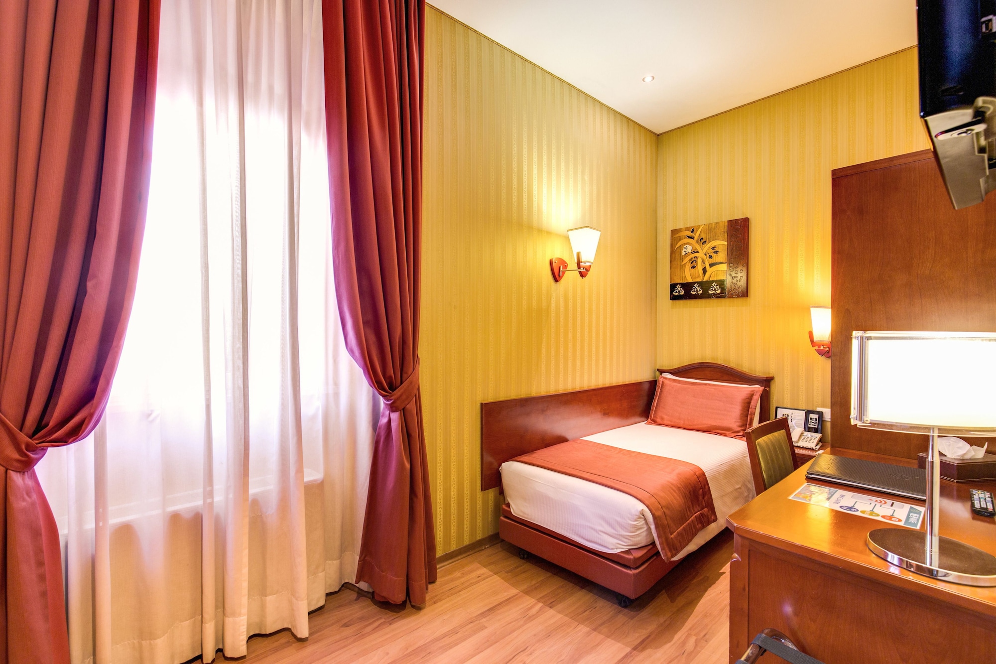 ROOM, SINGLE
