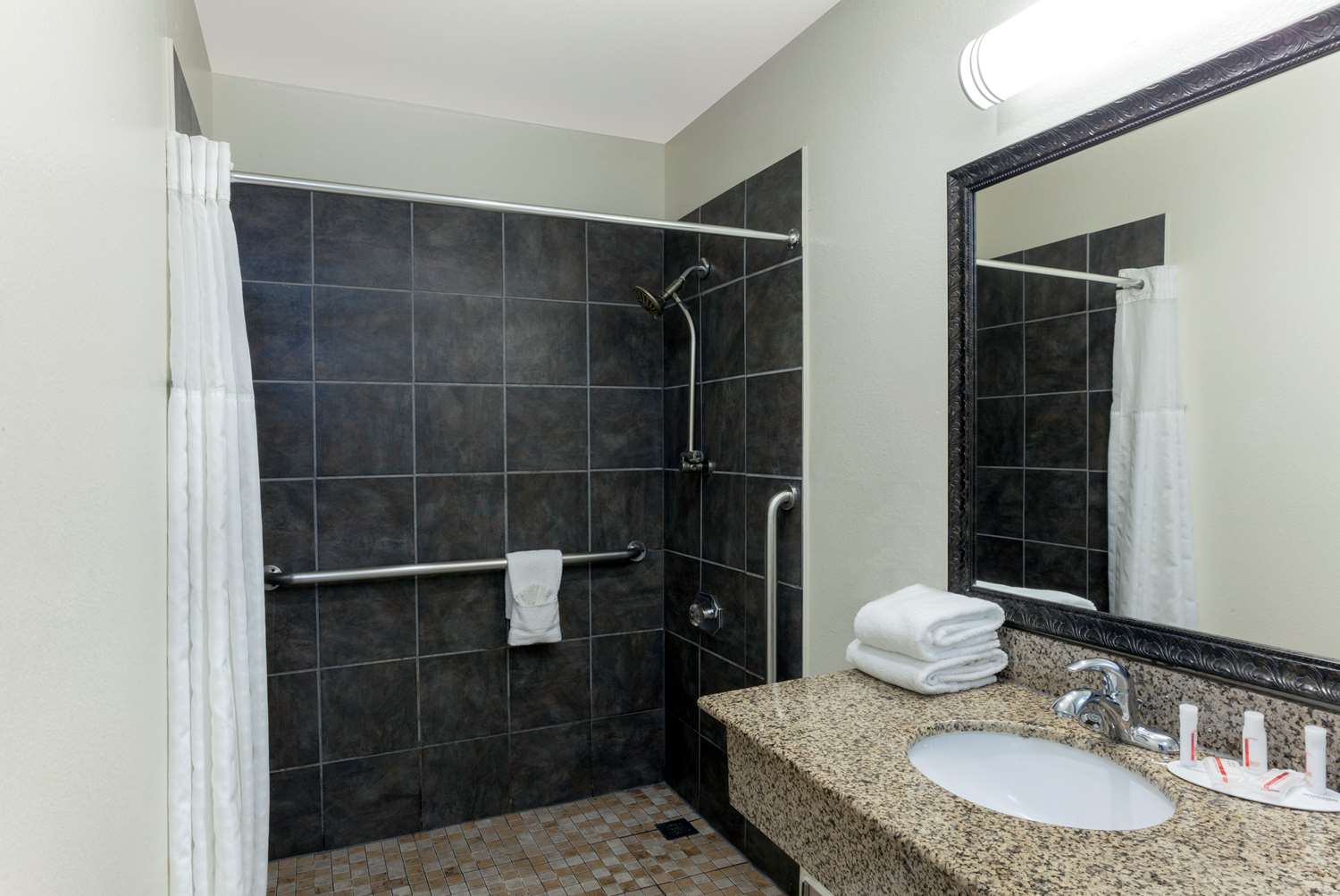 Super 8 by Wyndham San Diego Hotel Circle 54/58