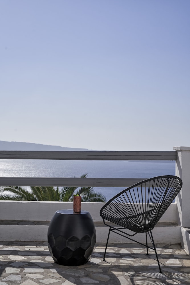 Mr And Mrs White Santorini 82/84
