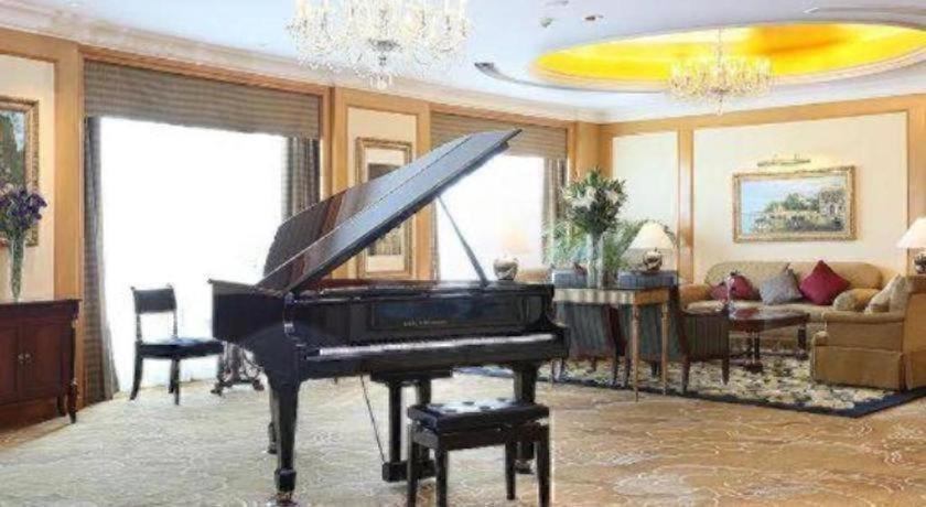 Regency Hotel Shantou 40/54