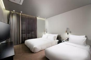 Korean, Family, Twin Beds, No View