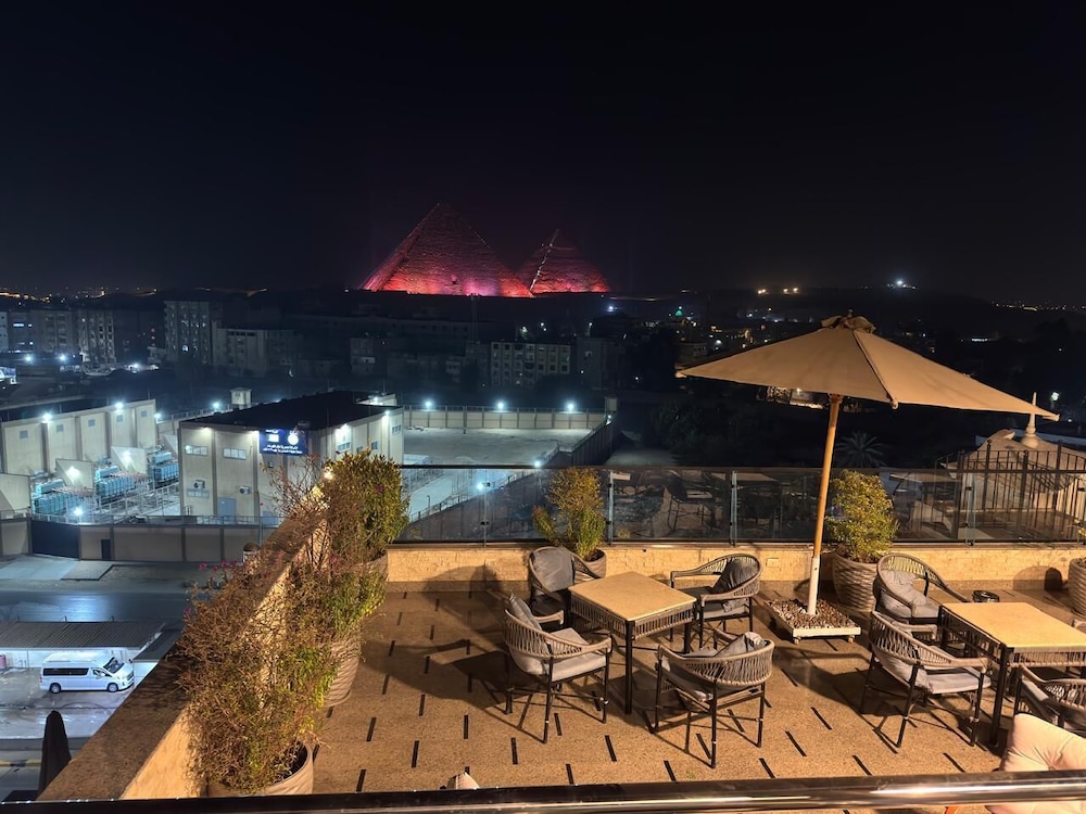 Pyramids Charm Hotel 65/72