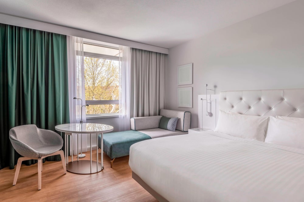 Deluxe, King Bed