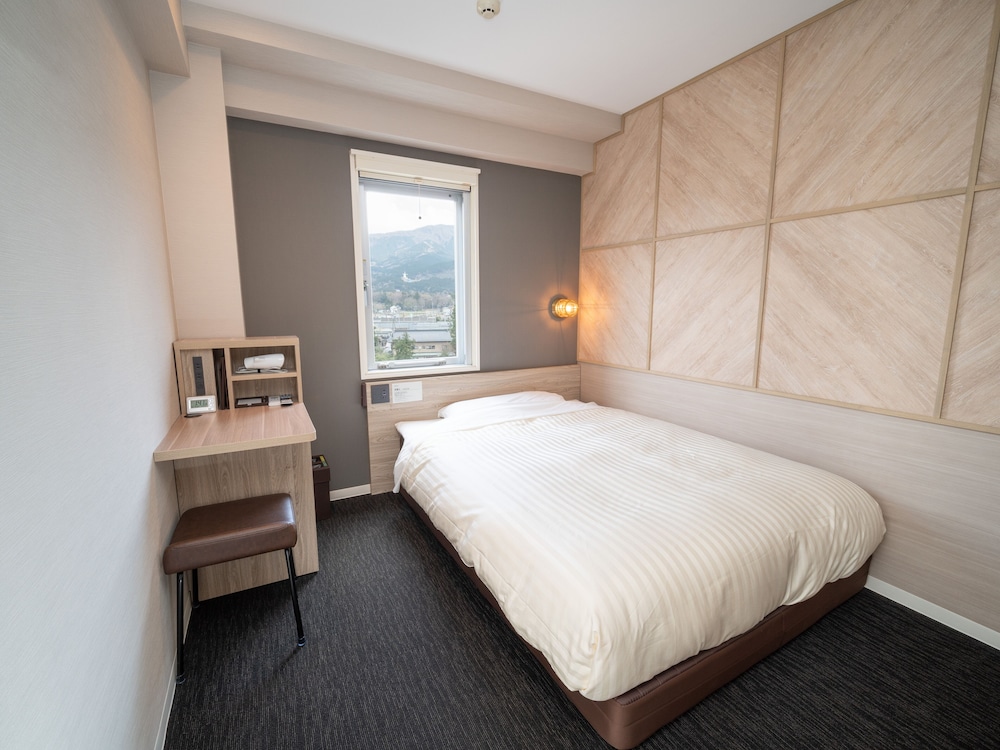 ROOM, SINGLE