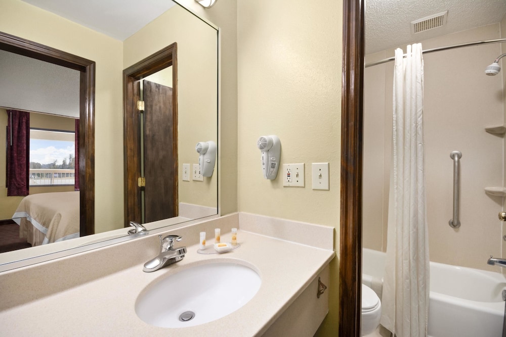 Days Inn By Wyndham Jacksonville Nc 28/68