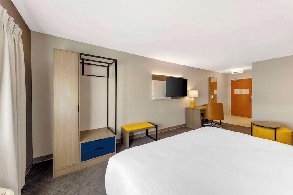 جناح بسرير كينج مع أريكة، Comfort Inn & Suites Oklahoma City, OK 4/8