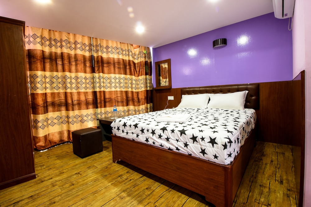 Everest Holiday Inn 19/28