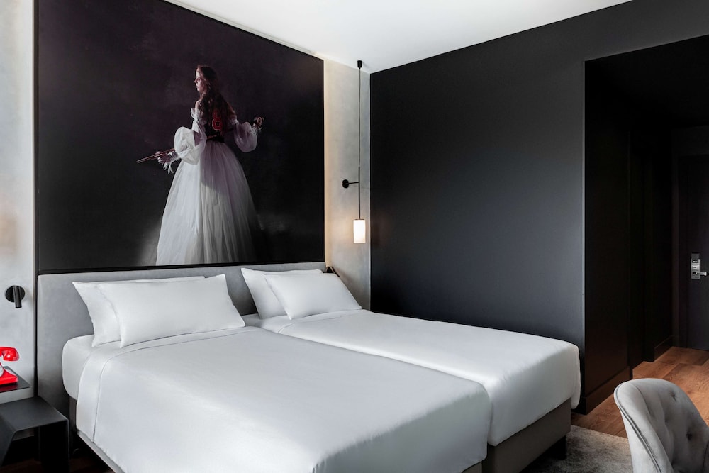 Radisson RED Madrid (ex. Paseo del Arte) 23/70