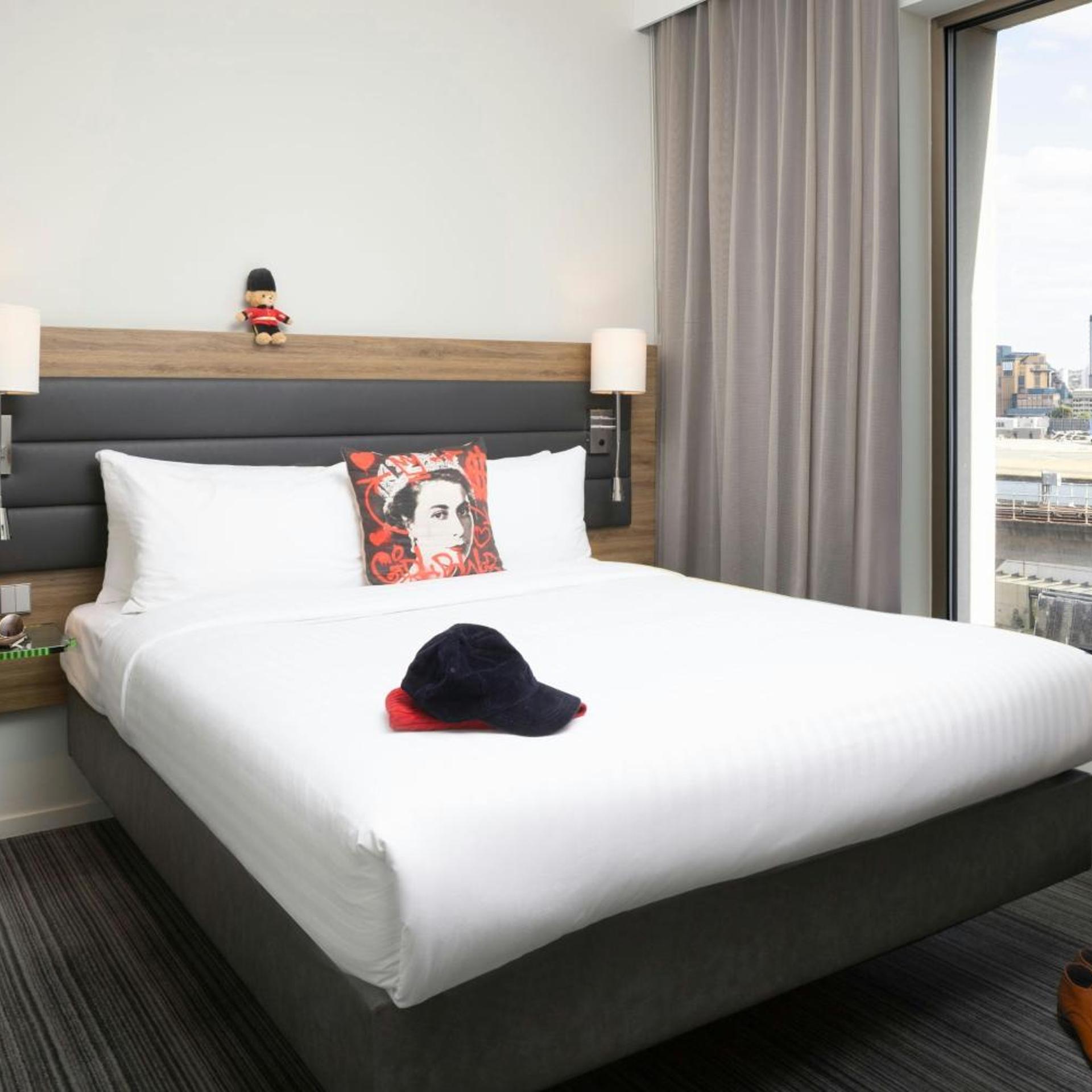 Moxy, Queen Bed