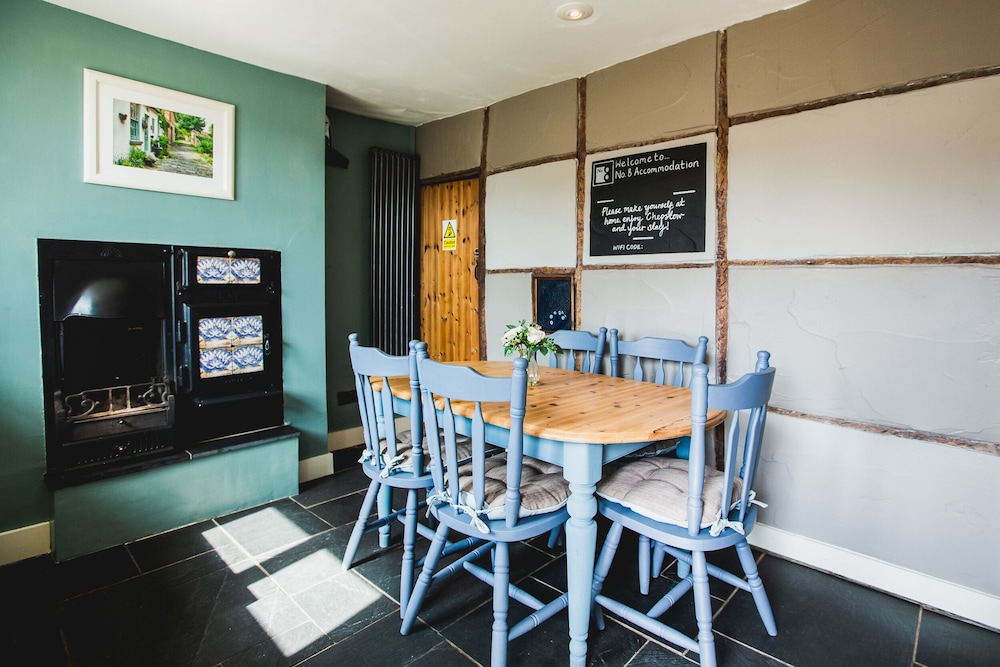 No. 8 Accommodation 18/24