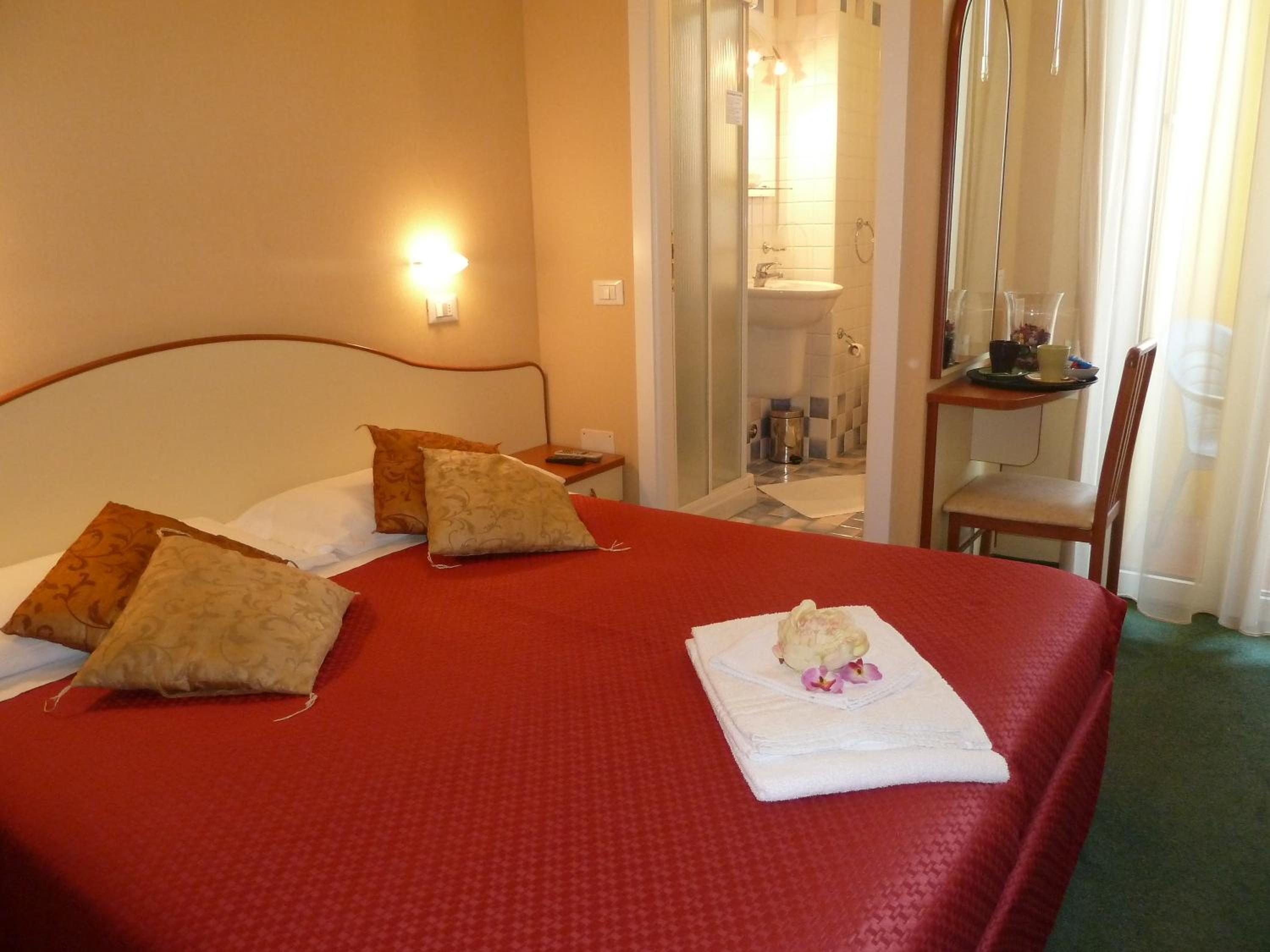 ROOM, DOUBLE BED, PARTIAL SEA VIEW