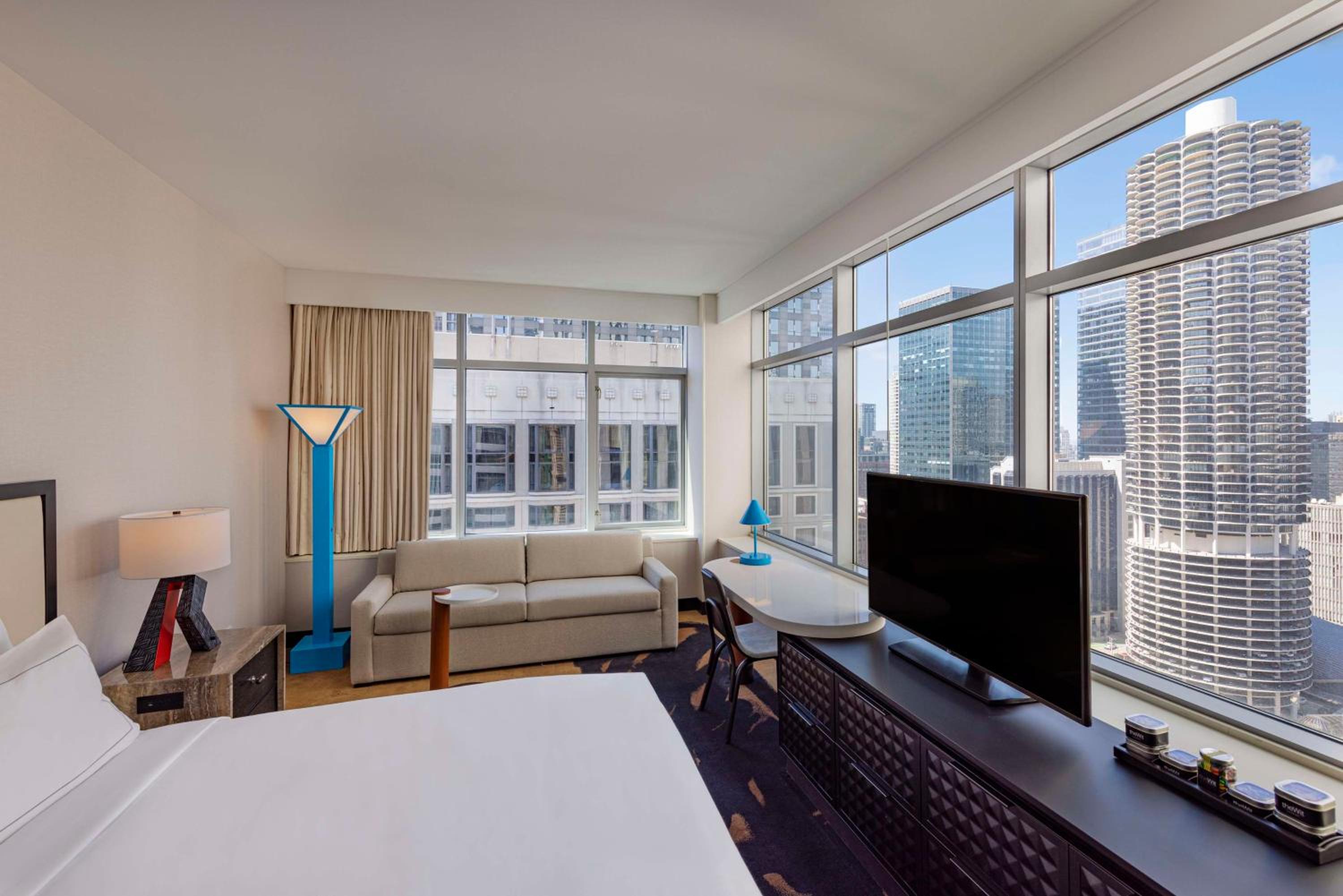 ROOM, KING BED, RIVER VIEW, JETTED TUB, CORNER
