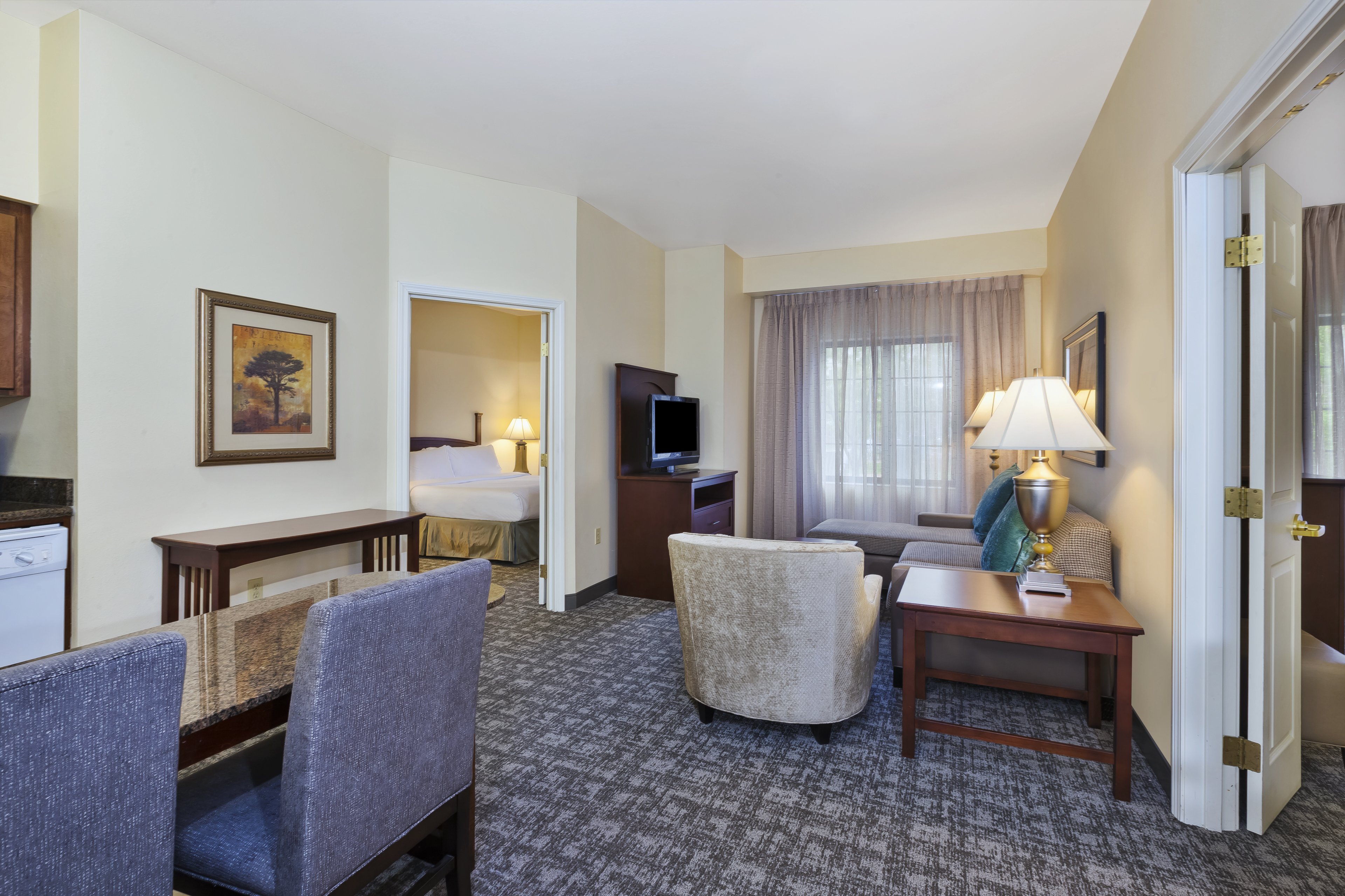Staybridge Suites Lansing-Okemos 28/84