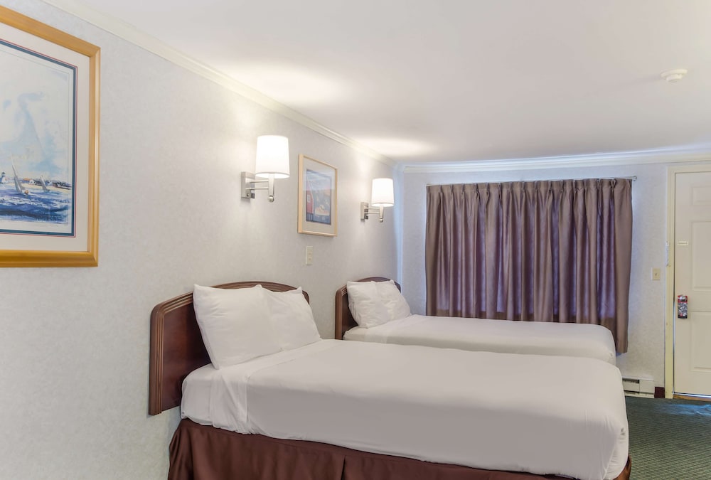 Americas Best Value Inn Suites Hyannis Cape Cod 23/42