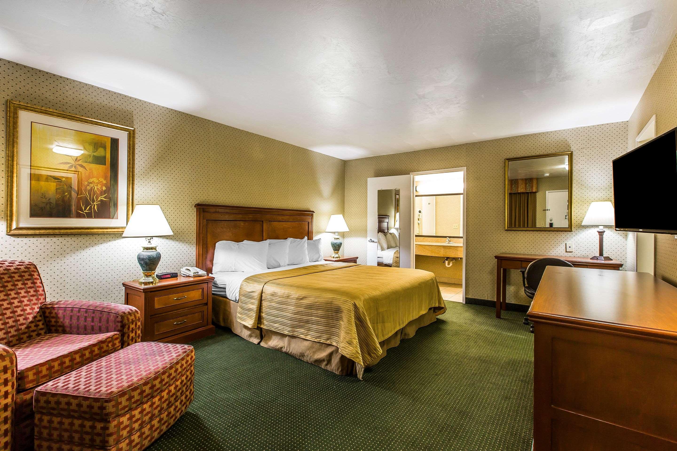 Efficiency, King Bed, Quality Inn Near China Lake Naval Station 2/2