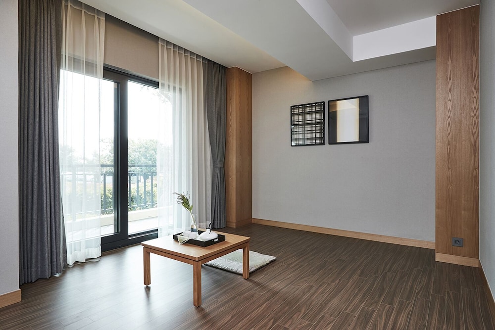 The Suites Hotel Jeju 43/73