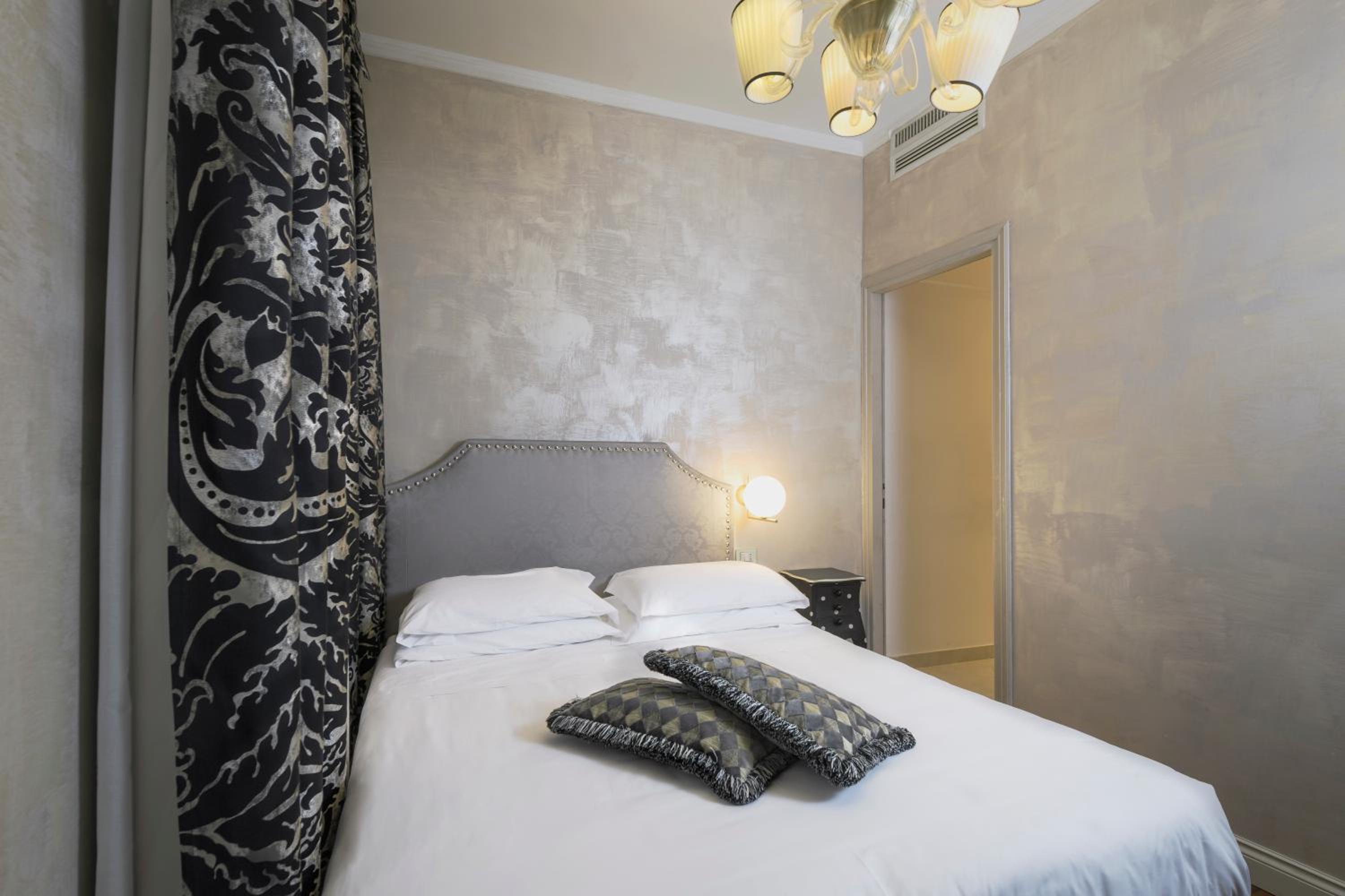 Room, Double or Twin Bed, Small