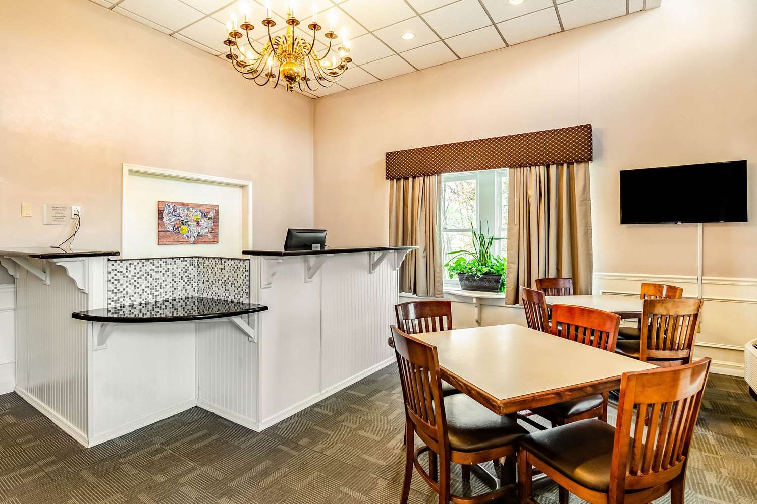 Econo Lodge Inn & Suites Radford-Blacksburg Area 11/14