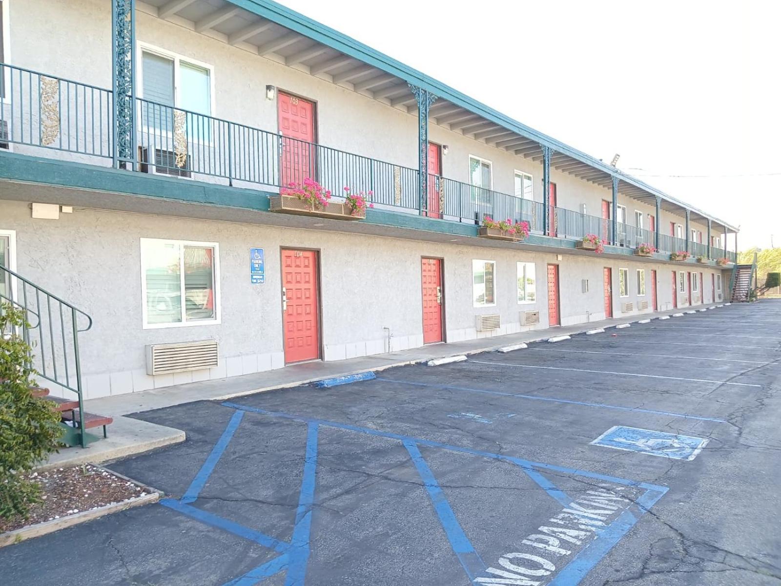 Pomona Inn Motel 13/18