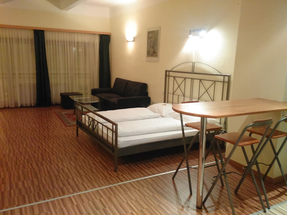1 BEDROOM, APARTMENT, KITCHEN