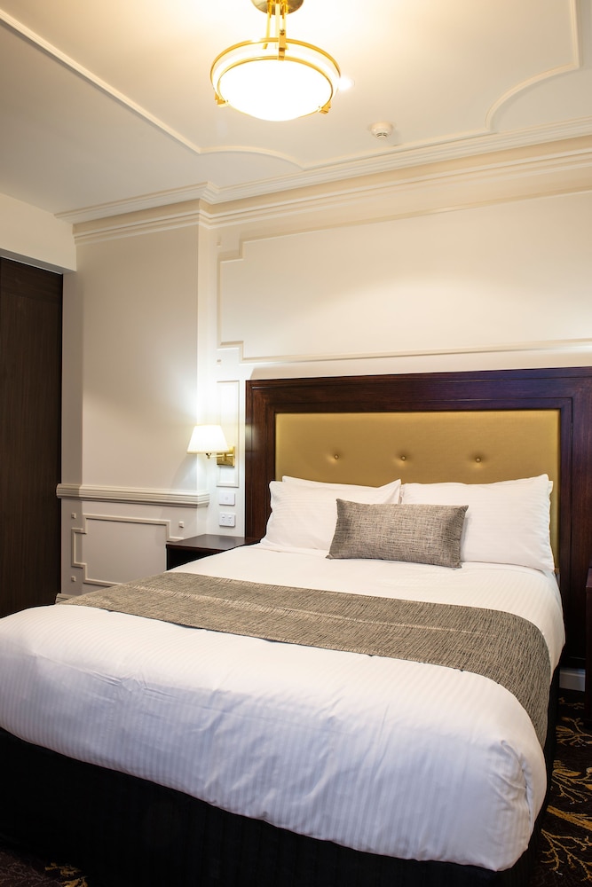 BURKE & WILLS HOTEL 21/63