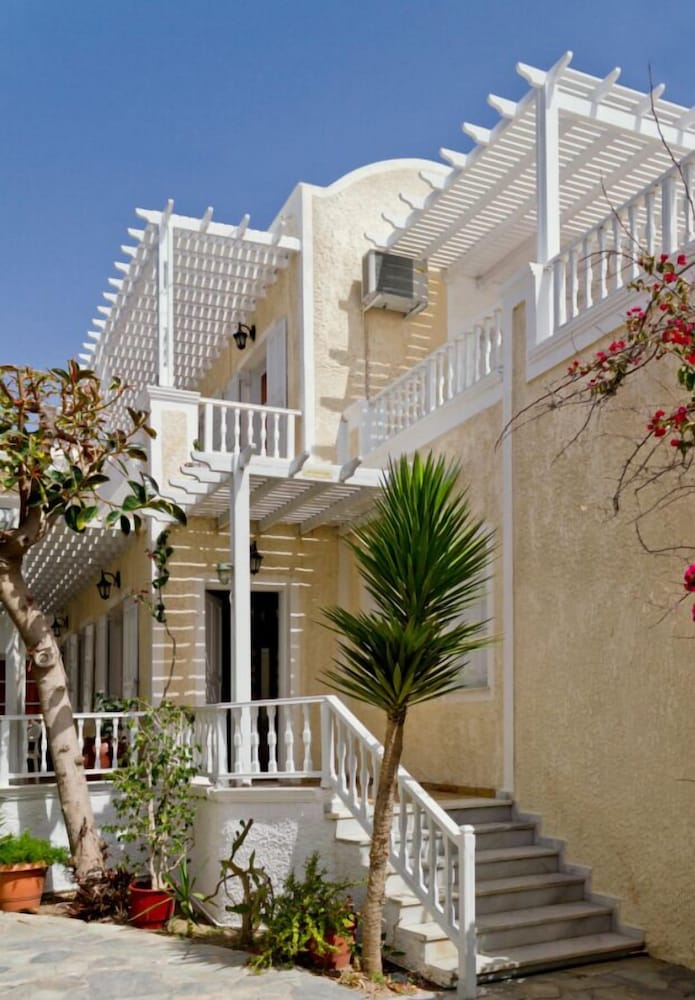 Dolphins Apartments in SANTORINI