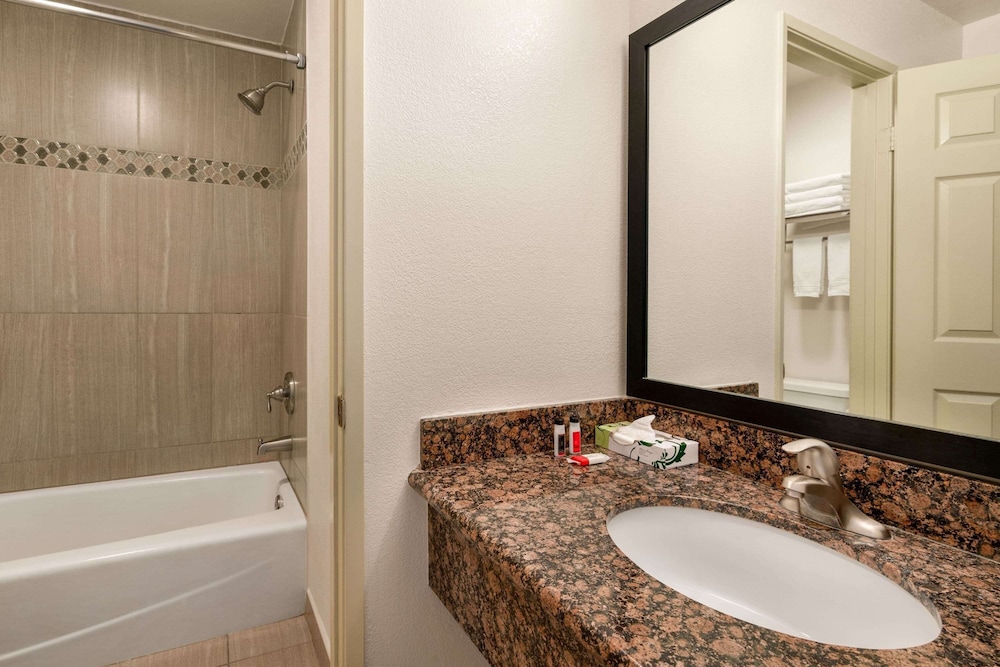 Super 8 by Wyndham Santa Clarita/Valencia 9/32