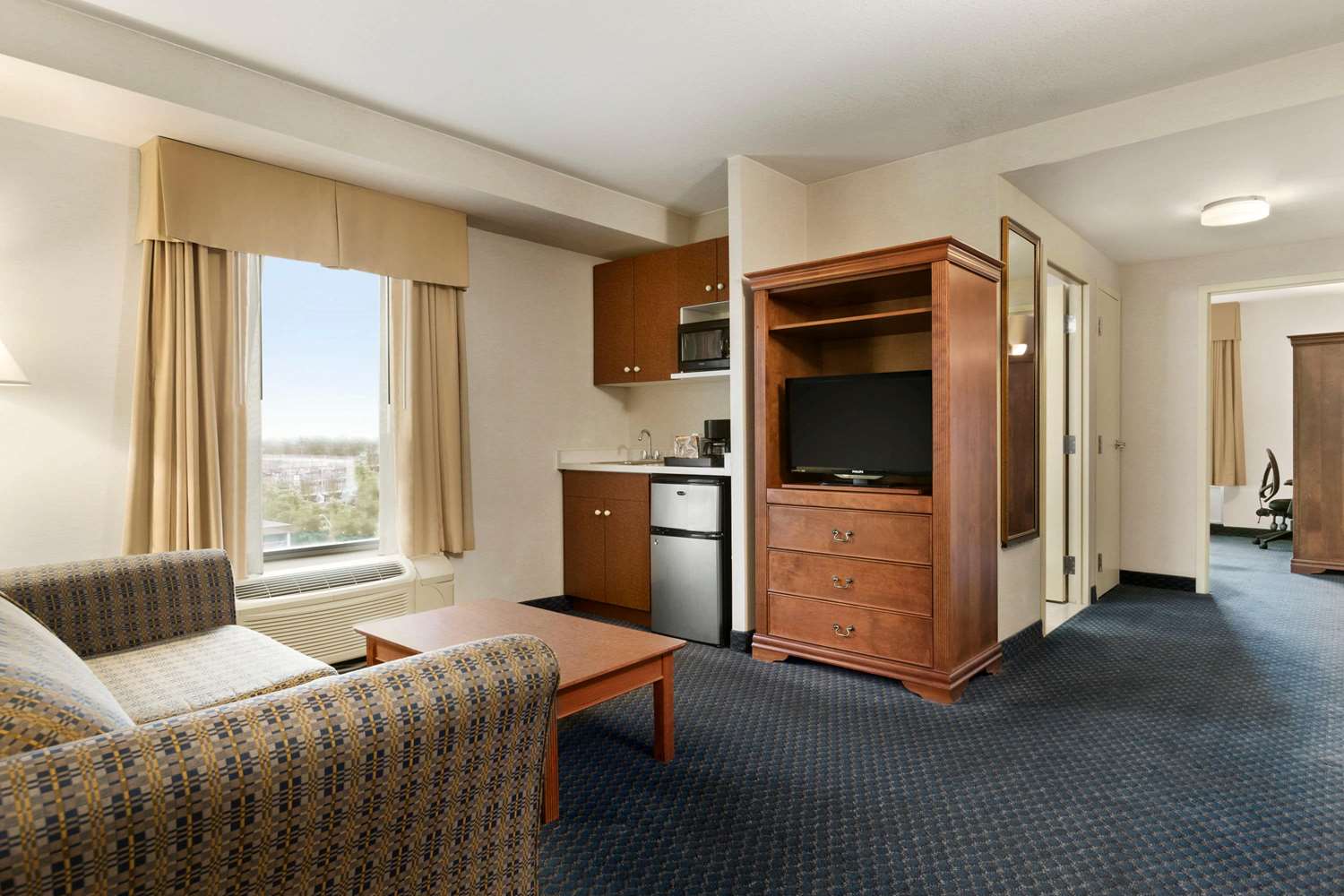 Days Inn & Suites by Wyndham Niagara Falls Centre St. By the Falls 6/11