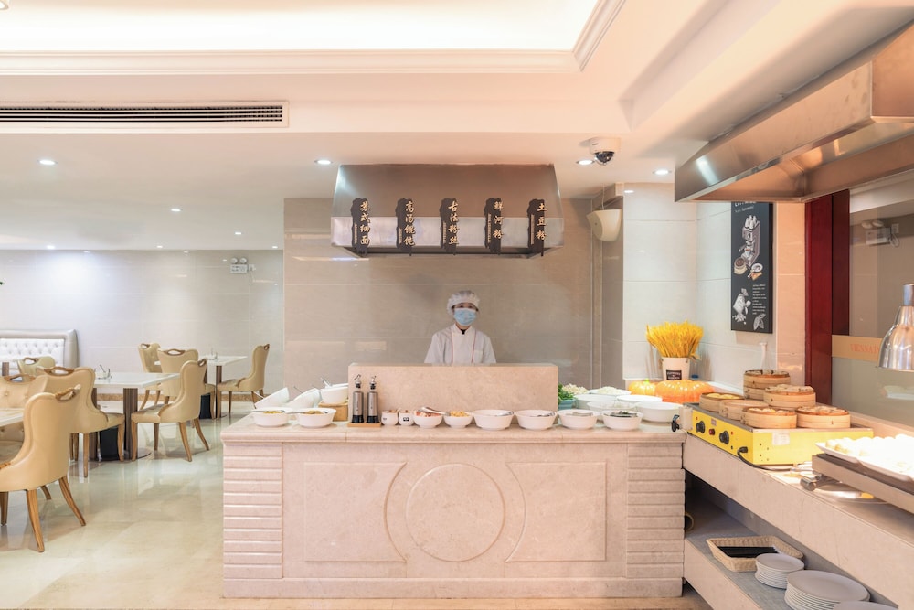 Vienna International Hotel (Shanghai Pudong International Airport Branch) 39/49