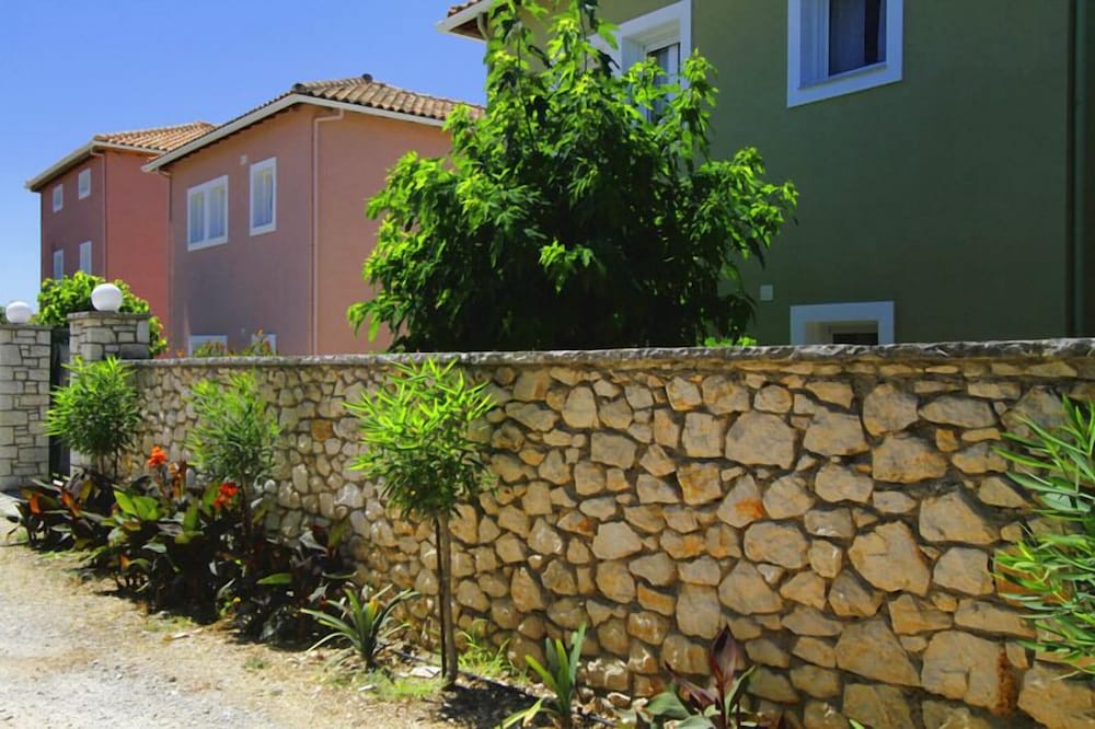 Saint Thomas Village 37/41