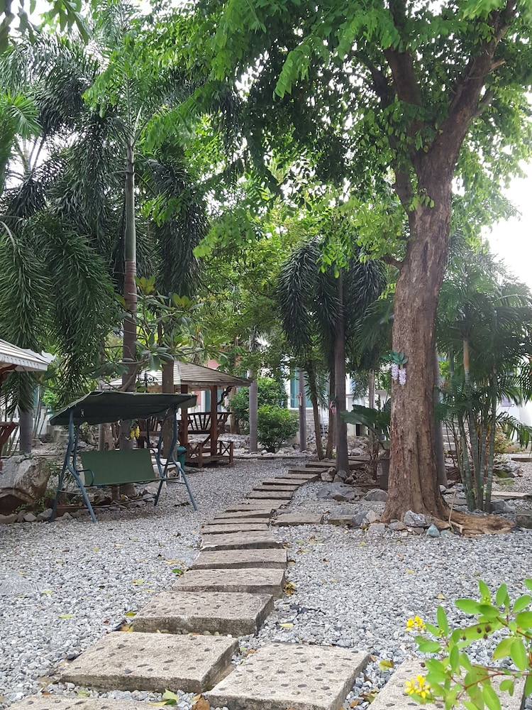 Charlie's Bungalow 20/22