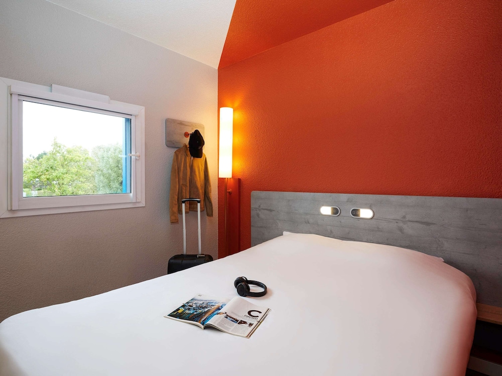 ROOM, DOUBLE BED