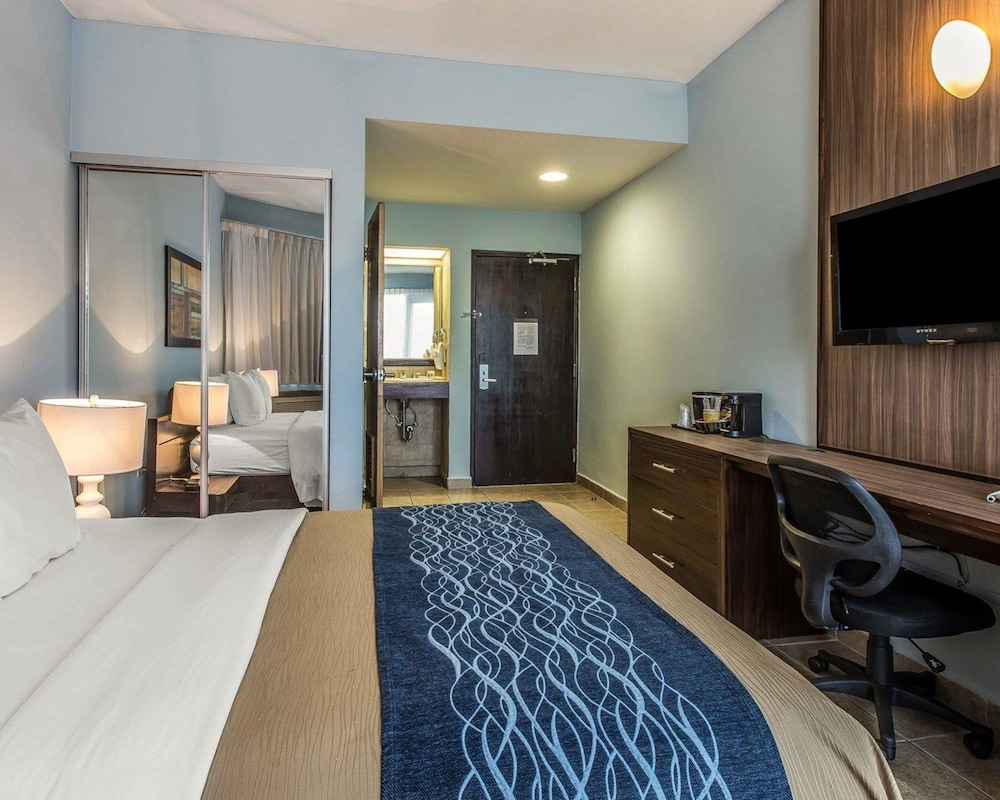 Comfort Inn & Suites Levittown PR 16/50