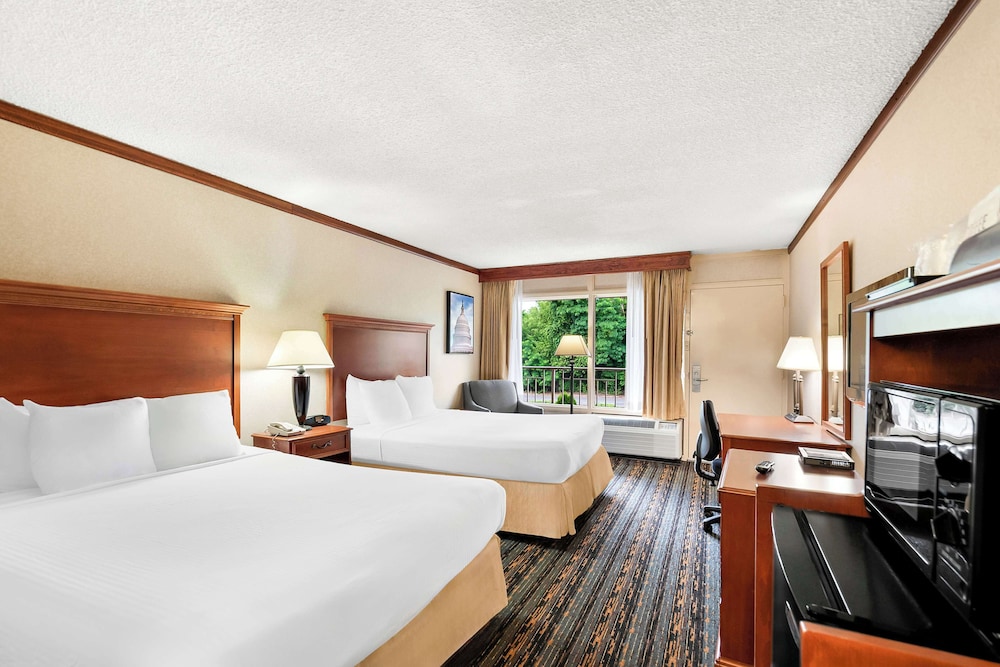 Standard, 2 Queen Beds, Pool Side