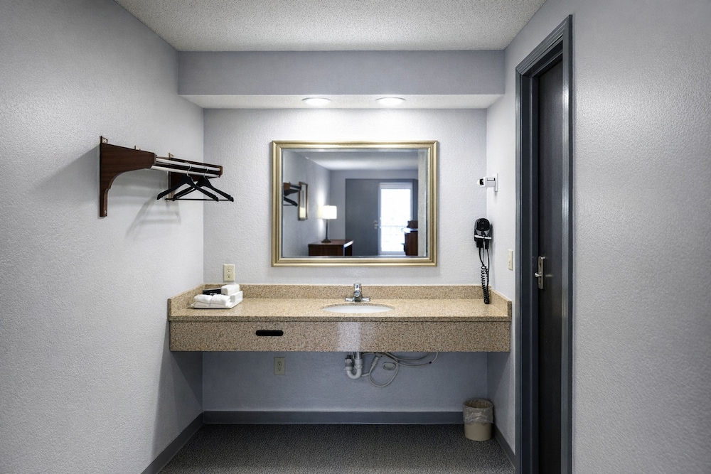 Antioch Quarters Inn and Suites 54/54