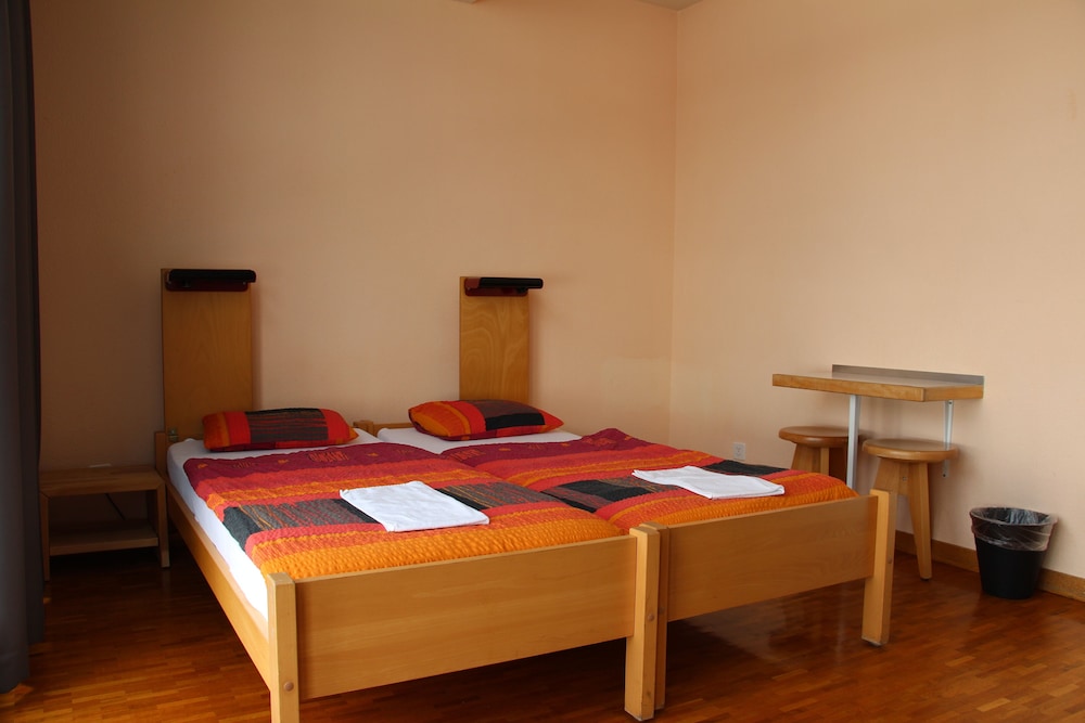 Geneva Hostel 56/70