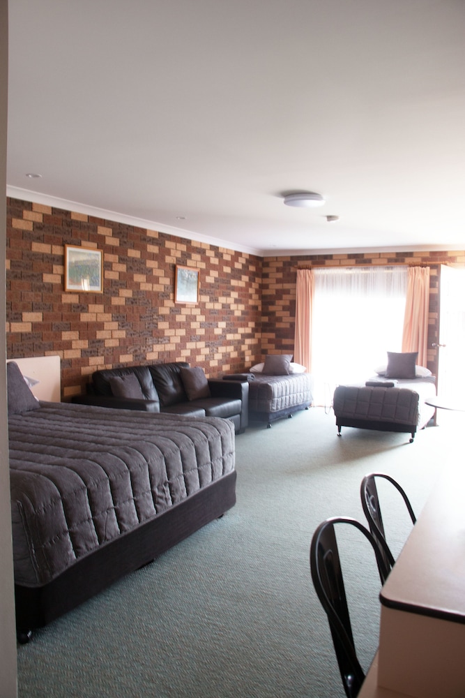 Highway Inn Motel 18/41