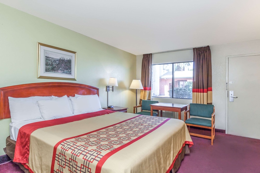 ROOM, KING BED