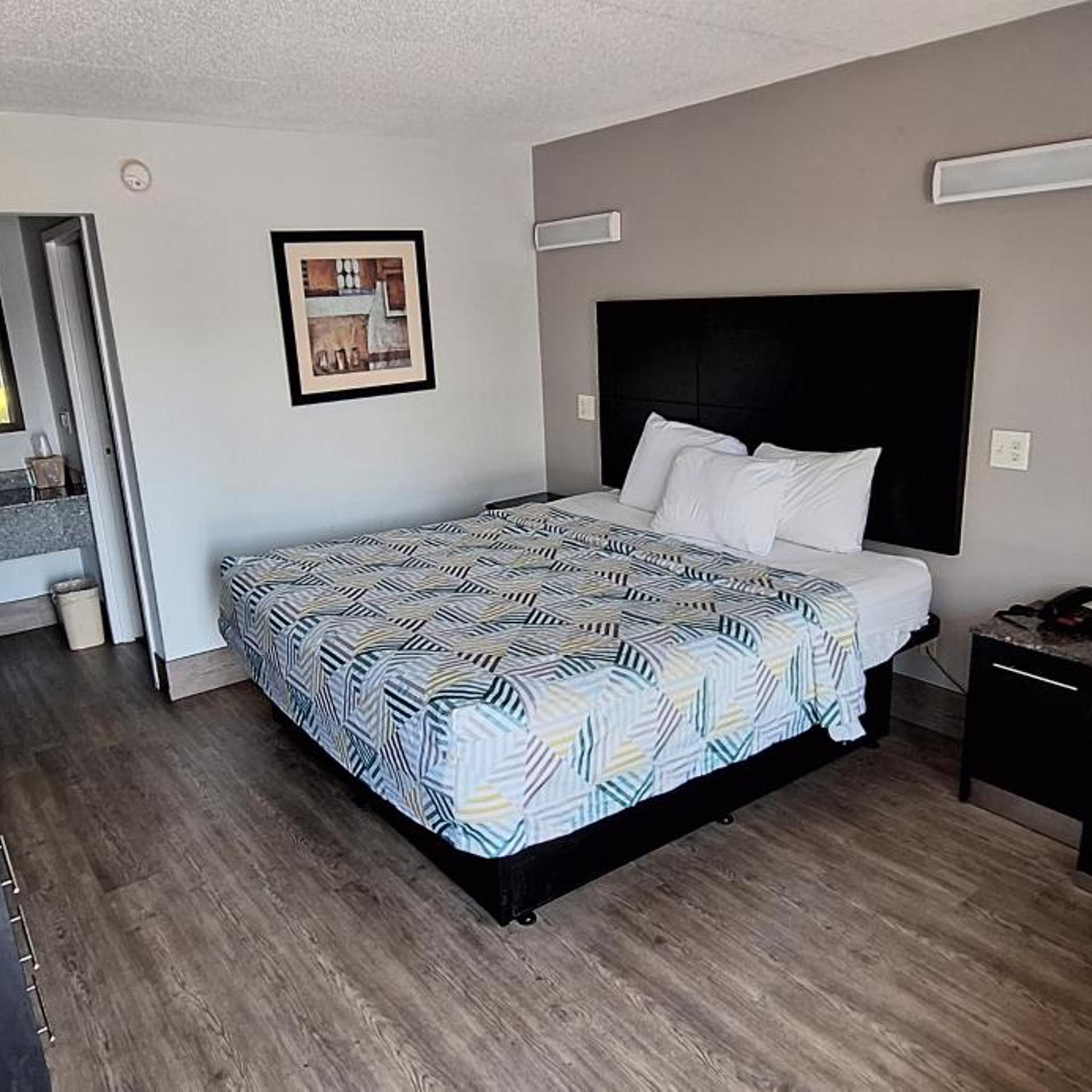 1 King Bed - Mob Acc Ri Shwr Nsmk Minifridg